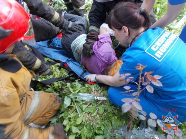 В Полоцке 79-летняя пенсионерка свалилась с лестницы и нанизалась на штырь. Фото МЧС