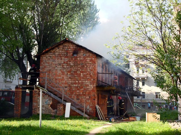 На улице Кирова в Витебске сгорели сараи. Фото Юрия Шепелева