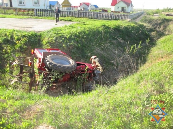 Под Витебском пьяный тракторист съехал в канаву и опрокинулся. Фото МЧС
