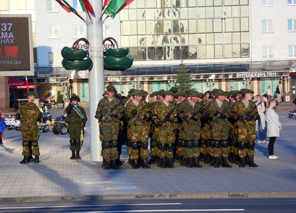 В Витебске проводят репетиции торжественного шествия на День Победы. Фото Юрия Шепелева