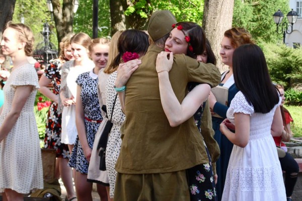 В Витебске восстановили атмосферу Дня Победы 1945 года. Фото Юрия Шепелева