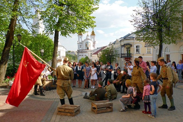 В Витебске восстановили атмосферу Дня Победы 1945 года. Фото Юрия Шепелева