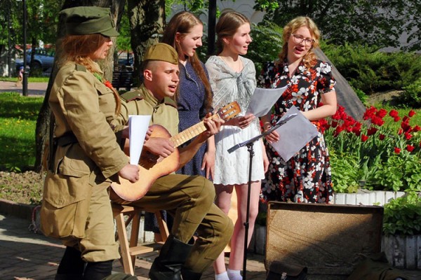 В Витебске восстановили атмосферу Дня Победы 1945 года. Фото Юрия Шепелева