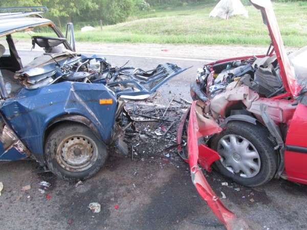 Между Полоцком и Новополоцком лоб в лоб столкнулись «Opel Vectra» и «ВАЗ-2106», водитель «шестерки» погиб. Фото Отделения агитации и пропаганды ГАИ УВД Витебского облисполкома