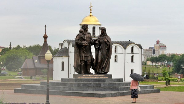 На площади 1000-летия в Витебске установили памятник князю Александру Невскому. Фото Юрия Шепелева