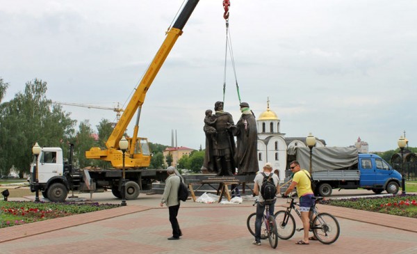 На площади 1000-летия в Витебске установили памятник князю Александру Невскому. Фото Юрия Шепелева