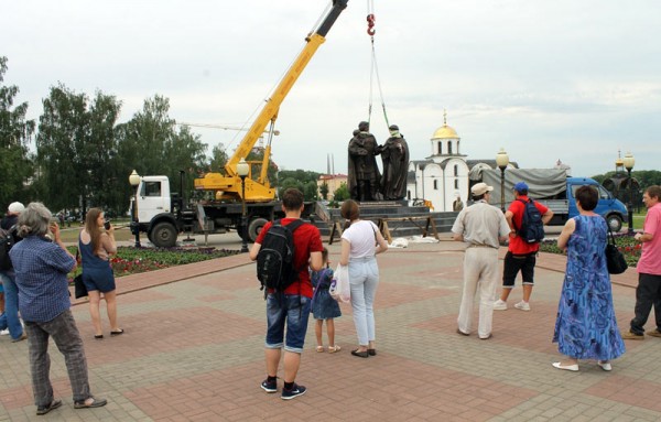 На площади 1000-летия в Витебске установили памятник князю Александру Невскому. Фото Юрия Шепелева