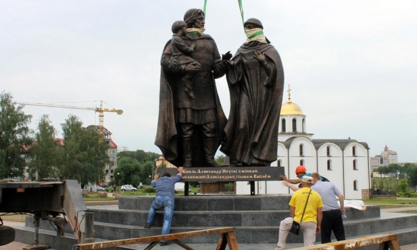 На площади 1000-летия в Витебске установили памятник князю Александру Невскому. Фото Юрия Шепелева