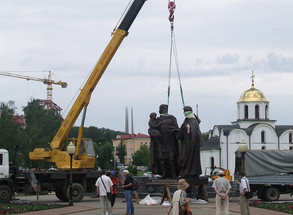 Установка памятника Александру Невскому в Витебске. Фото Барбары Терешковой