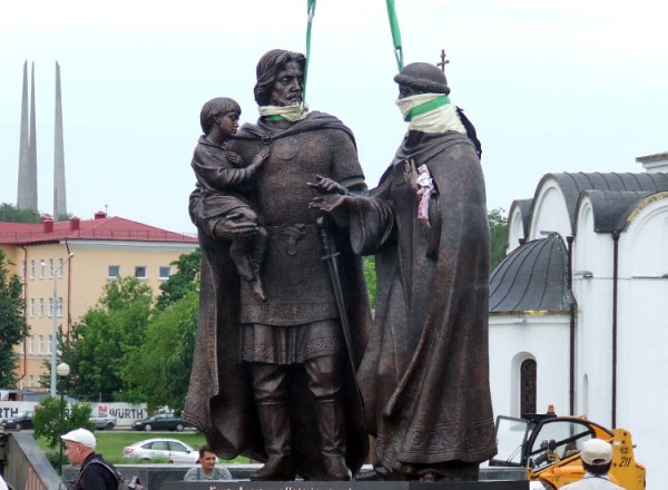 Установка памятника Александру Невскому в Витебске. Фото Барбары Терешковой
