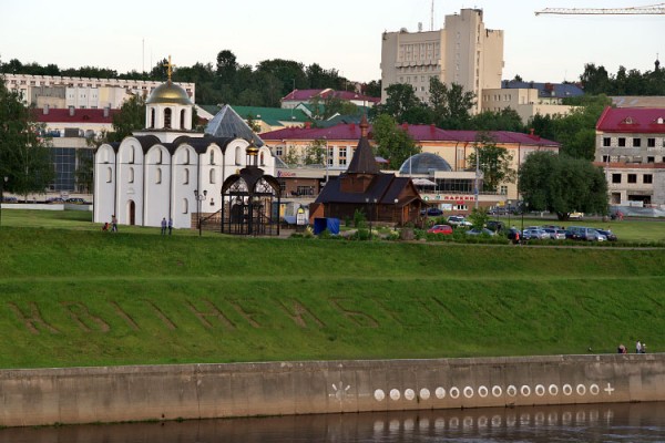 Клумба «Квітней, Б» на берегу Двины в центре Витебска. Фото Сергея Серебро