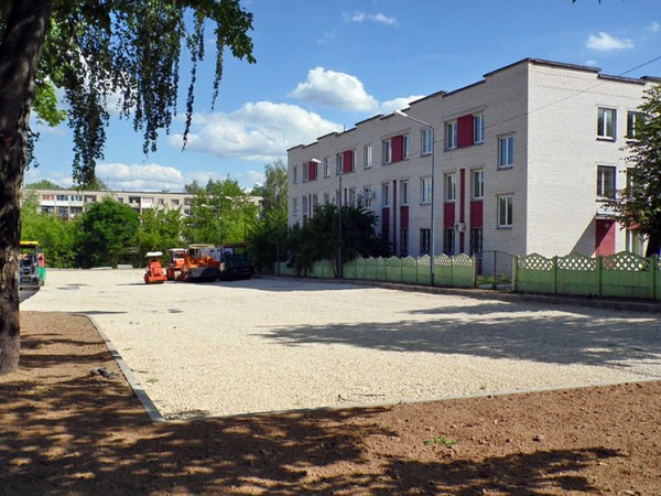 Строительство новой автостоянки в начале Авиационного переулка в Витебске. Фото Юрия Шепелева