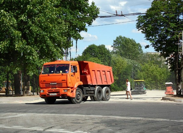 Строительство новой автостоянки в начале Авиационного переулка в Витебске. Фото Юрия Шепелева