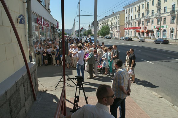 В Витебске торжественно открыли мемориальную доску  в честь известного поэта и общественного деятеля Давида Симановича. Фото Сергея Серебро