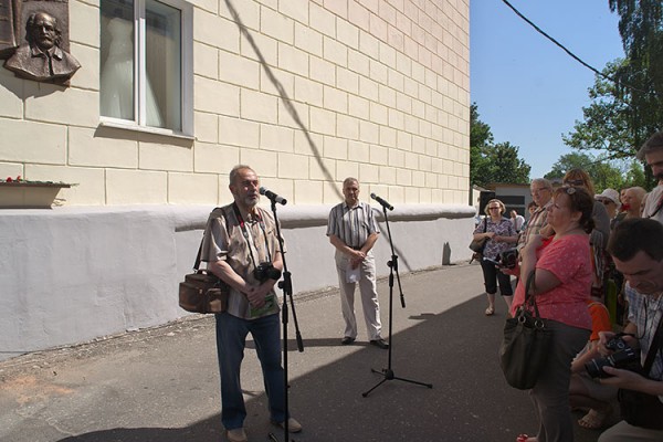 В Витебске торжественно открыли мемориальную доску  в честь известного поэта и общественного деятеля Давида Симановича. Фото Сергея Серебро