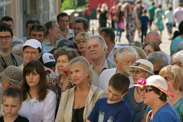 В Витебске торжественно открыли мемориальную доску  в честь известного поэта и общественного деятеля Давида Симановича. Фото Сергея Серебро