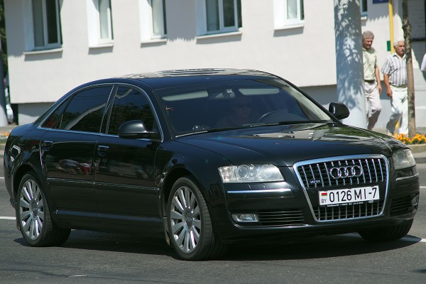 «Audi A8 W12L» председателя Витебского облисполкома. Фото Сергея Серебро