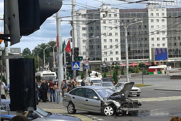 Во время «Славянского базара» в Витебске легковушка столкнулась с патрульным автомобилем. Фото vk.com/vit212