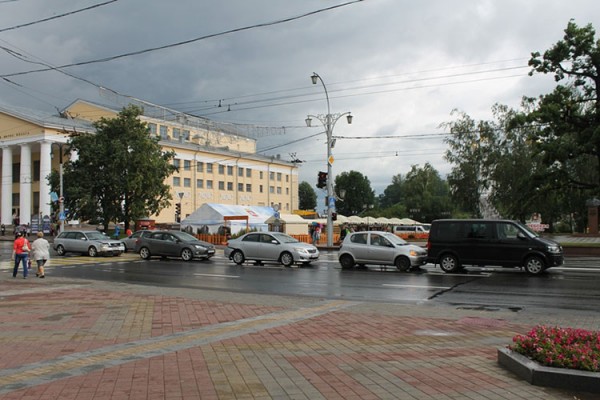 На Замковой улице недалеко от театра Якуба Коласа столкнулись сразу пять автомобилей. Фото Юрия Шепелева