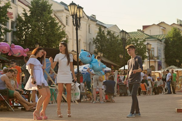Гуляния на улице Суворова во время «Славянского базара в Витебске». Фото Сергея Серебро