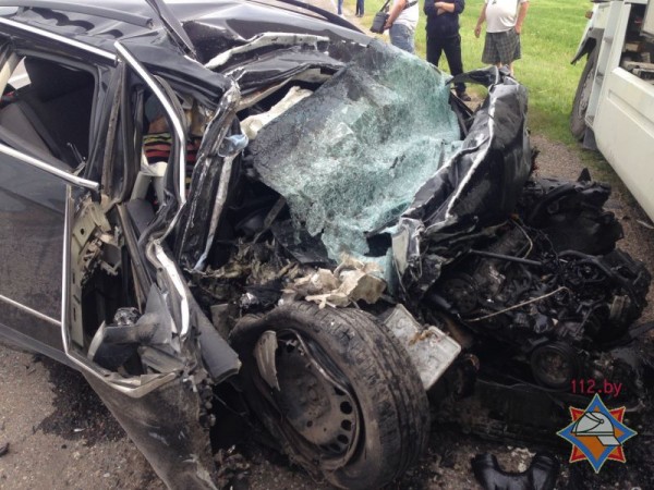 В Лепельском районе «Volkswagen Passat» влетел под фуру, погибло два человека. Фото МЧС