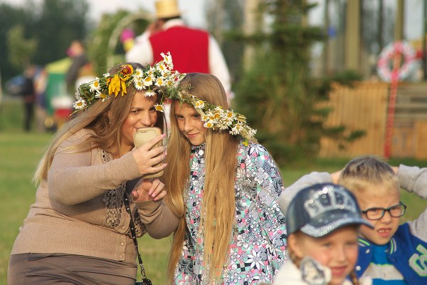 На беразе возера пад Віцебскам адзначылі Купалле. Фота Сержука Серабро