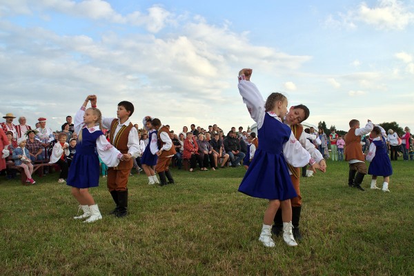 На беразе возера пад Віцебскам адзначылі Купалле. Фота Сержука Серабро