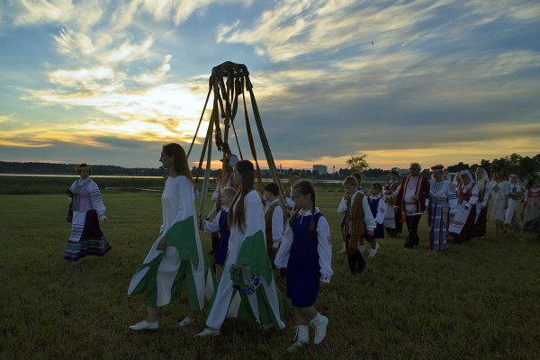 На беразе возера пад Віцебскам адзначылі Купалле. Фота Сержука Серабро