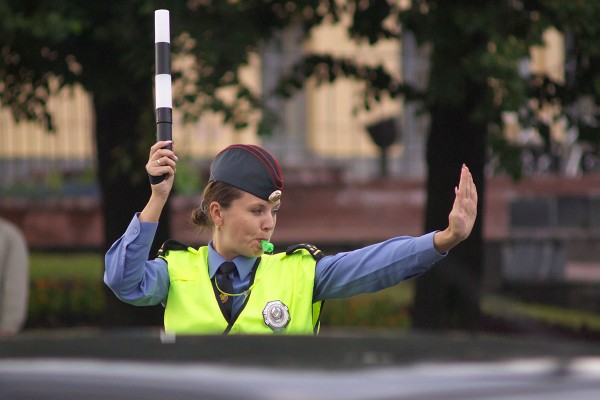 Девушка-регулировщица ГАИ в Витебске, 2008 год. Фото Сергея Серебро