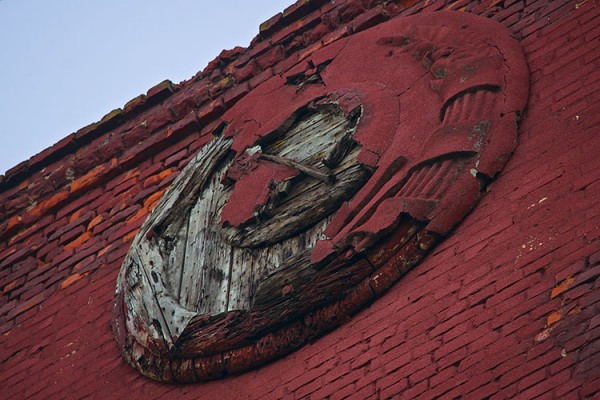 Герб СССР на здании бывшей казармы, улица Буденного, 7. Фото Сергея Серебро