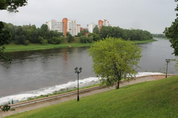 Устье Витьбы в Витебске после дождей покрылось пеной. Фото Юрия Шепелева