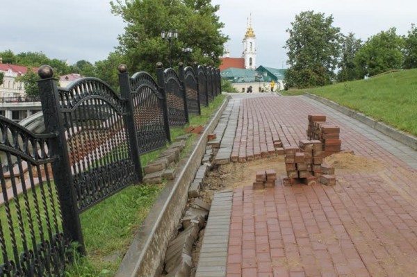 Устье Витьбы в Витебске после дождей покрылось пеной. Фото Юрия Шепелева