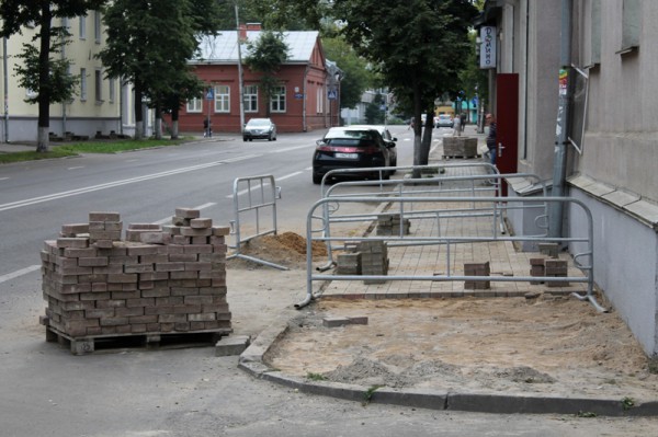 На улице Зеньковой в Витебске начали менять пришедшую в негодность тротуарную плитку. Фото Юрия Шепелева