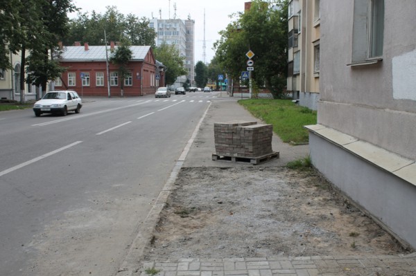 На улице Зеньковой в Витебске начали менять пришедшую в негодность тротуарную плитку. Фото Юрия Шепелева