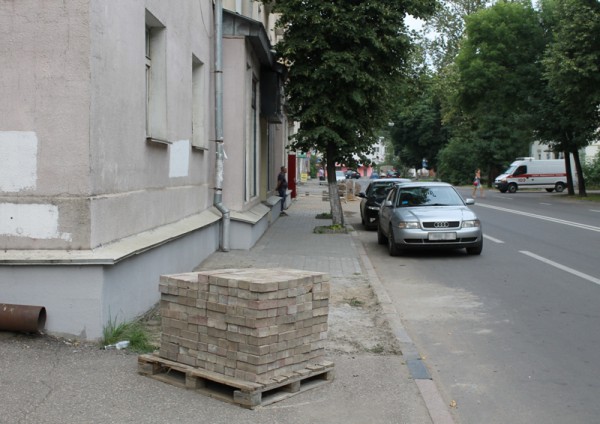 На улице Зеньковой в Витебске начали менять пришедшую в негодность тротуарную плитку. Фото Юрия Шепелева