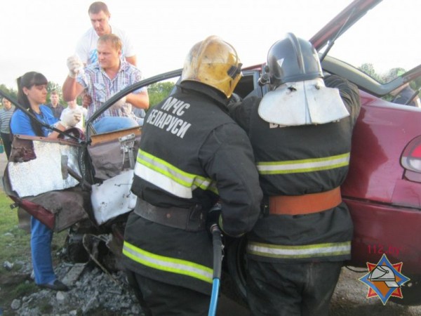 В Полоцке «Mazda» сбила фонарный столб, водителю понадобилась помощь спасателей. Фото МЧС