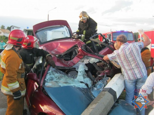 В Полоцке «Mazda» сбила фонарный столб, водителю понадобилась помощь спасателей. Фото МЧС