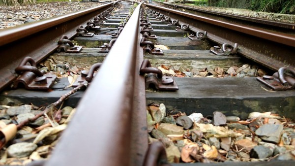 Железнодорожные рельсы. Железная дорога. Шпалы. Фото jsbaw7160 / pixabay.com