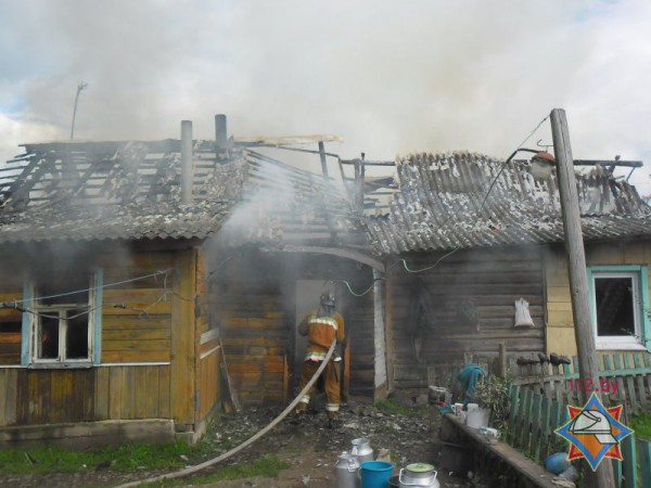 На пожаре в Поставском районе погибли мужчина и девятилетняя девочка. Фото МЧС