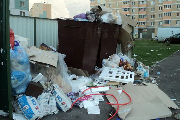 В Билево дети играют на свалке, которая образовалась во дворе их домов. Фото Жанны Величко