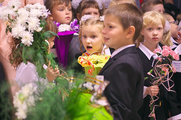 Школьники с цветами 1 сентября. Фото Сергея Серебро