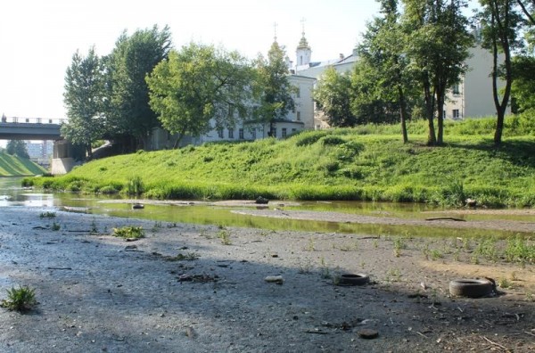 Русло Витьбы в центре Витебска занесло мусором. Фото Юрия Шепелева