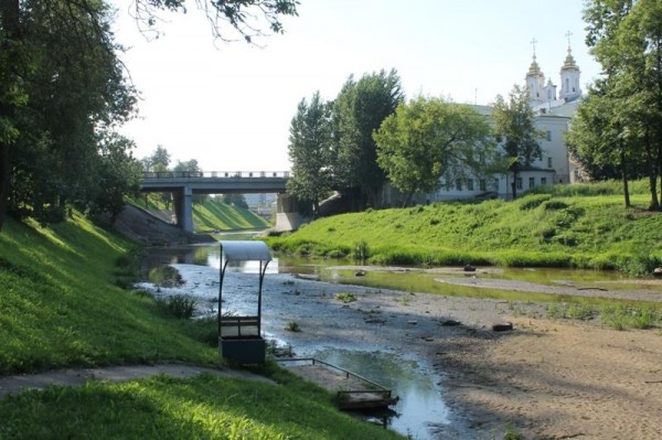 Русло Витьбы в центре Витебска занесло мусором. Фото Юрия Шепелева