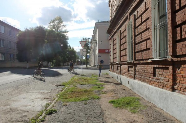 Остатки тротуара на улице Зеньковой в Витебске. Фото Юрия Шепелева