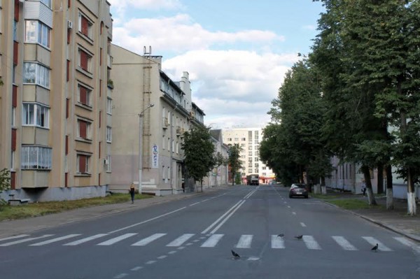 Остатки тротуара на улице Зеньковой в Витебске. Фото Юрия Шепелева