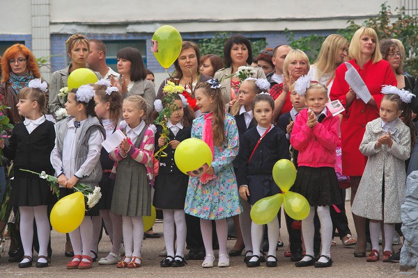 Витебские школьники отдали деньги на операцию больной раком девочки вместо покупки цветов. Фото Сергея Серебро