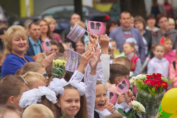 Витебские школьники отдали деньги на операцию больной раком девочки вместо покупки цветов. Фото Сергея Серебро