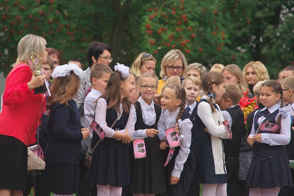 Витебские школьники отдали деньги на операцию больной раком девочки вместо покупки цветов. Фото Сергея Серебро