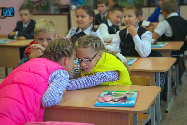 Витебские школьники отдали деньги на операцию больной раком девочки вместо покупки цветов. Фото Сергея Серебро