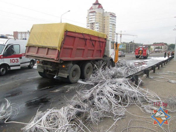 На мосту Блохина в Витебске столкнулись два самосвала. Фото МЧС